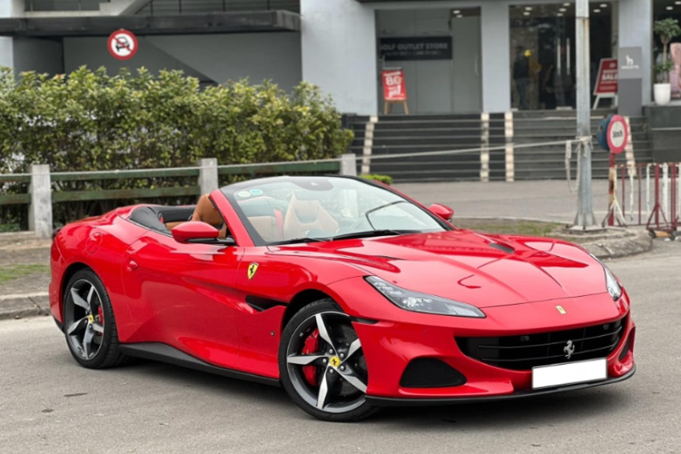 Để tăng vẻ thể thao, hãng siêu xe Ý đã bổ sung líp cản trước sơn màu đen. Đầu xe còn gây ấn tượng với cụm đèn chiếu sáng mềm mại kéo dài ra trước thay vì kéo dài lên trên như mẫu Ferrari 488.