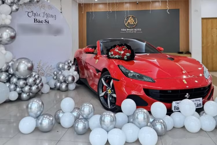  Ferrari Portofino M tại Việt Nam là phiên bản nâng cấp giữa vòng đời nhằm thay thế phiên bản cũ là Portofino và cũng được xem là "đàn anh" của Ferrari California T. Chiếc xe được đặt theo tên của ngôi làng Portofino ở miền bắc nước Ý và từ M là viết tắt của "Modificata" có nghĩa là “tinh chỉnh”.