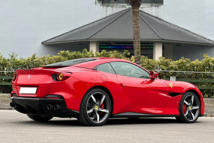 Ferrari Portofino M có thể tăng tốc từ 0-100 km/h chỉ trong khoảng thời gian 3,45 giây, 0-200 km/h trong 9,8 giây và đạt tốc độ tối đa 320 km/h. Đây là mẫu xe mui trần đầu tiên của thương hiệu ngựa chồm Ý được trang bị hộp số ly hợp kép 8 cấp. Đặc biệt hơn, xe có chế độ lái Race dành cho đường đua. Mức giá xe Ferrari Portofino M tại Việt Nam chỉ khoảng 10 tỷ đồng.