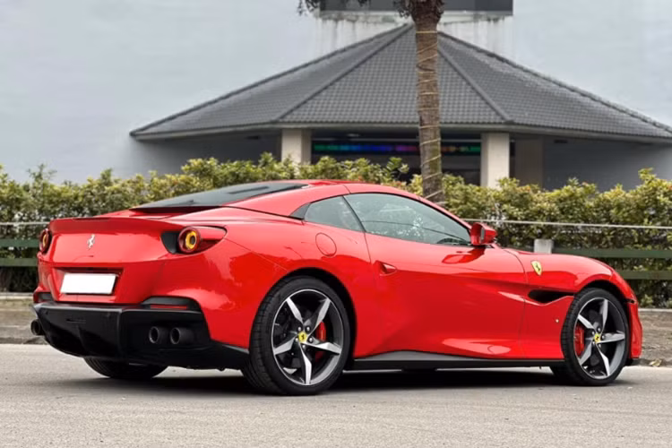 Ferrari Portofino M có thể tăng tốc từ 0-100 km/h chỉ trong khoảng thời gian 3,45 giây, 0-200 km/h trong 9,8 giây và đạt tốc độ tối đa 320 km/h. Đây là mẫu xe mui trần đầu tiên của thương hiệu ngựa chồm Ý được trang bị hộp số ly hợp kép 8 cấp. Đặc biệt hơn, xe có chế độ lái Race dành cho đường đua. Mức giá xe Ferrari Portofino M tại Việt Nam chỉ khoảng 10 tỷ đồng.
