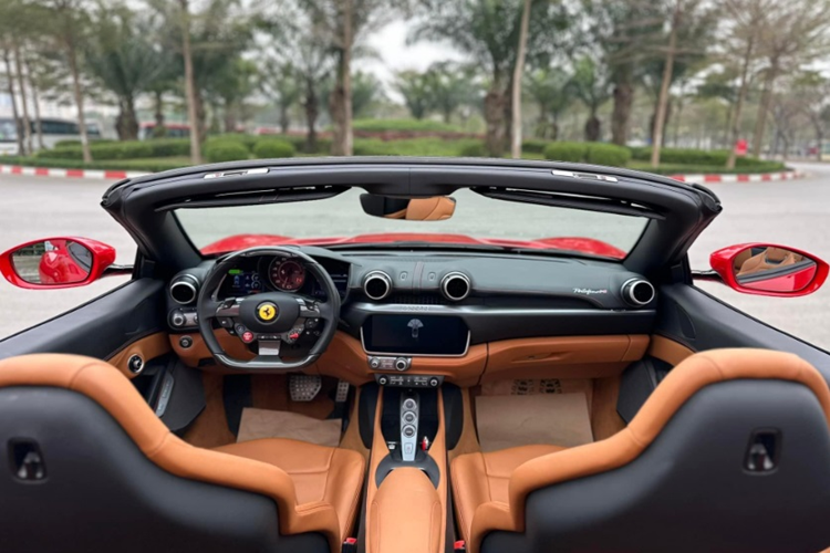 Xe có phần mui xếp cứng có thể đóng/mở và cất gọn vào khoang hành lý trong 14 giây ở tốc độ dưới 50 km/h. Về nội thất, bên trong khoang cabin của chiếc Ferrari Portofino M này nổi bật với tông màu nâu chủ đạo, kết hợp cùng màu đen và điểm xuyết bằng đường chỉ khâu màu đỏ trên ghế và vô lăng.