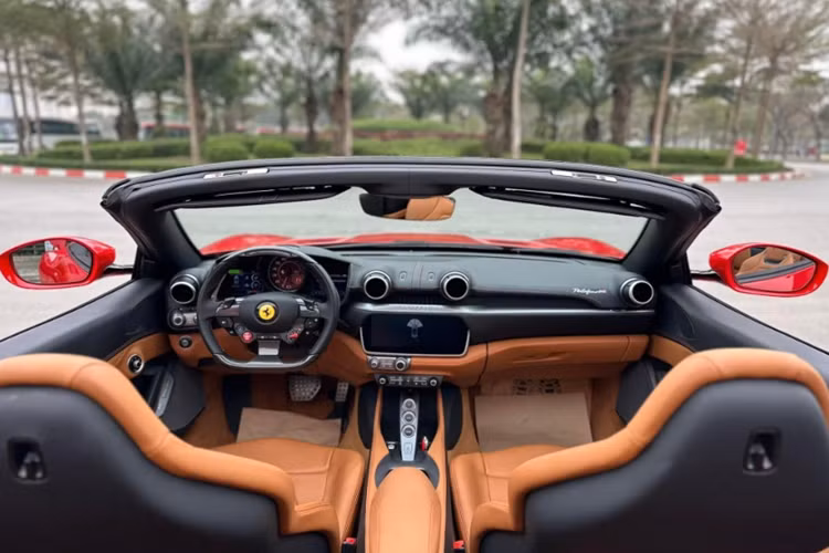 Xe có phần mui xếp cứng có thể đóng/mở và cất gọn vào khoang hành lý trong 14 giây ở tốc độ dưới 50 km/h. Về nội thất, bên trong khoang cabin của chiếc Ferrari Portofino M này nổi bật với tông màu nâu chủ đạo, kết hợp cùng màu đen và điểm xuyết bằng đường chỉ khâu màu đỏ trên ghế và vô lăng.