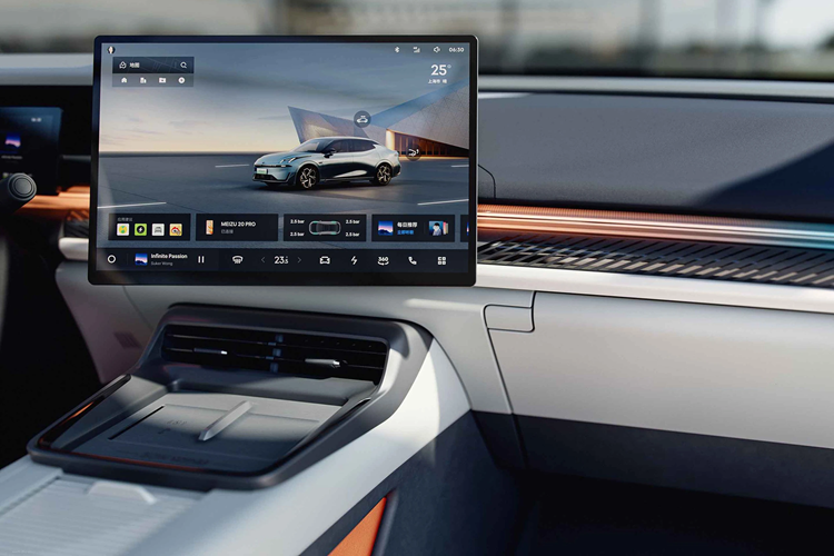 Nằm bên dưới nắp ca-pô của Lynk &amp; Co 07 là hệ truyền động plug-in hybrid, kết hợp động cơ xăng 4 xi-lanh, tăng áp, dung tích 1.5L với mô-tơ điện và hộp số Dedicated Hybrid Transmission (DHT) 3 cấp.