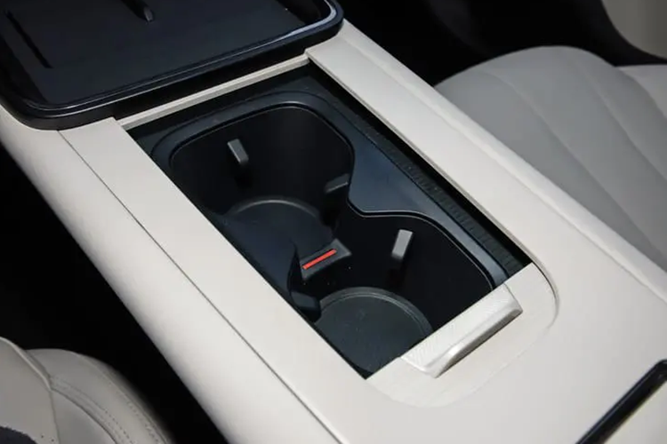 Ngoài ra, mẫu sedan hạng D này còn có cánh gió nhỏ tích hợp vào cửa cốp sau và nhiều chi tiết ngoại thất màu đen bóng giúp tăng hiệu ứng thị giác. Với kích thước lớn nên Lynk &amp; Co 07 cung cấp không gian nội thất khá rộng rãi cho hành khách.