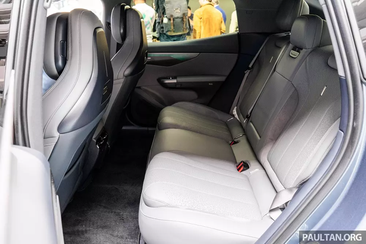 Thêm vào đó là hốc gió trung tâm hình chữ nhật cỡ lớn, đi kèm hộp chứa các cảm biến, bộ vành hợp kim 19 inch với thiết kế 5 chấu kép, phay xước 2 màu, đường gân nổi bật trên sườn xe, cột C độc đáo, tay nắm cửa ẩn và cụm đèn hậu nằm vắt ngang đuôi xe.