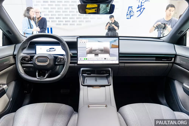 Trong khi đó, cụm đèn pha của xe có thiết kế mỏng và nằm ngang ở bên dưới. Nằm giữa 2 đèn pha là ốp nhựa trong suốt, tích hợp camera trước để phục vụ các tính năng an toàn của xe.