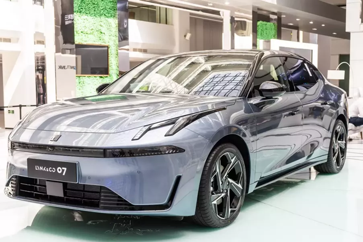 Tại triển lãm Ô tô Bắc Kinh 2024 hiện đang diễn ra tại Trung Quốc, Lynk &amp; Co - thương hiệu mới vào Việt Nam từ tháng 12/2023 - đã vén màn Lynk &amp; Co 07 2024 mới. Mẫu xe này được định vị trong phân khúc sedan hạng D, cạnh tranh với những đối thủ như Toyota Camry và Honda Accord.