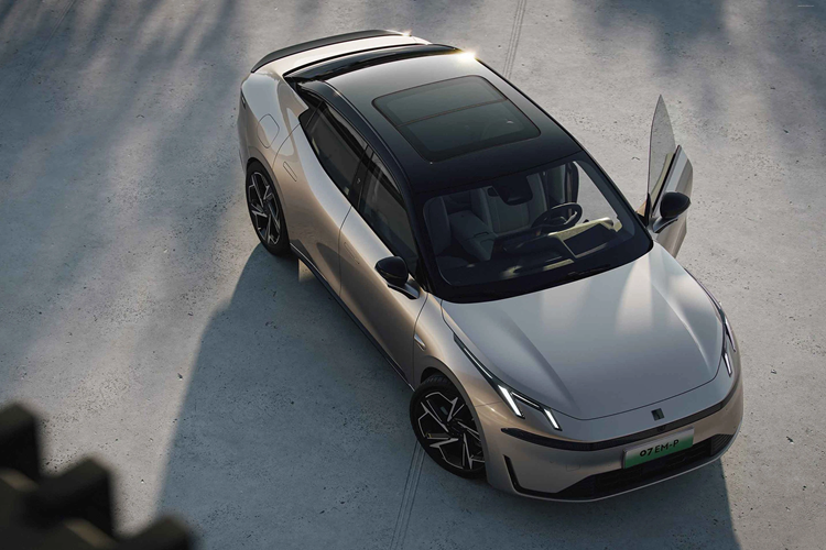 Bản thấp của Lynk &amp; Co 07 sẽ dùng pin LFP 18,99 kWh nên chạy được 102 km mà không cần dùng động cơ xăng, theo chu trình thử nghiệm CLTC. Trong khi đó, phiên bản cao cấp dự kiến sẽ dùng cụm pin lớn hơn, mang đến phạm vi di chuyển hơn 200 km mà không tốn 1 giọt xăng.