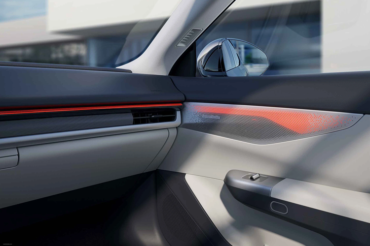 Bên trong mẫu xe này xuất hiện những trang bị nổi bật như ghế bọc da sang trọng, vô lăng vát đáy tích hợp phím chức năng, bảng đồng hồ kỹ thuật số 12,3 inch, màn hình cảm ứng trung tâm 15,4 inch đặt nổi trên mặt táp-lô và 2 sạc điện thoại không dây.