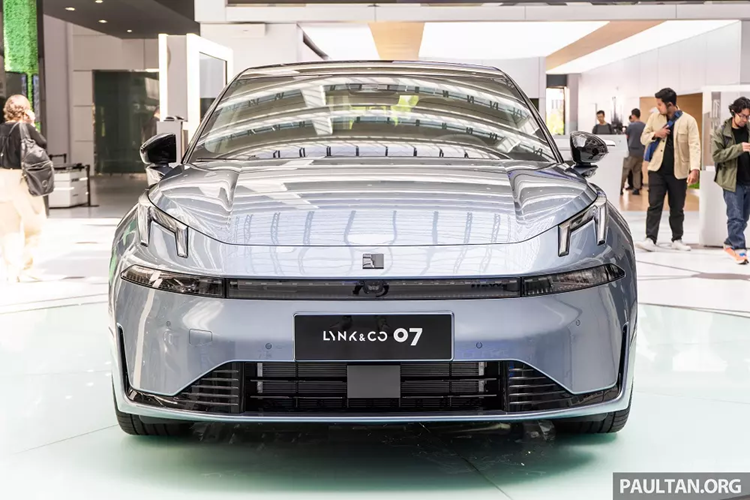 Được phát triển dựa trên cơ sở gầm bệ CMA Evo, mẫu xe sedan Lynk &amp; Co 07 sở hữu kích thước dài x rộng x cao lần lượt là 4.827 x 1.900 x 1.480 mm và chiều dài cơ sở 2.843 mm. So với người anh em 03 dùng chung khung gầm, tân binh nhà Lynk &amp; Co dài hơn 143 mm trong khi chiều dài cơ sở tăng 113 mm.