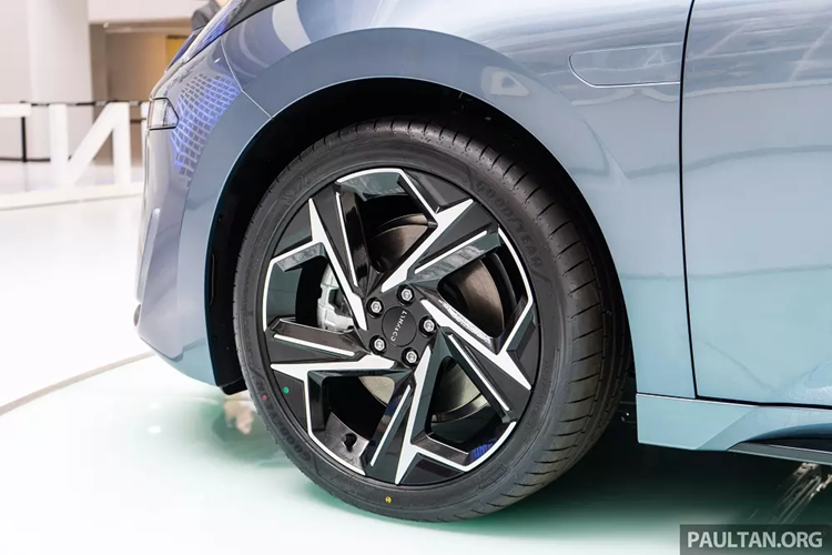 Lynk &amp; Co 07 sở hữu thiết kế ngoại thất không gây bất ngờ. Nguyên nhân là bởi mẫu xe này được áp dụng phong cách thiết kế rất đặc trưng của thương hiệu Lynk &amp; Co. Xe cũng có đèn LED định vị ban ngày với thiết kế dạng 2 dải nằm dọc mang tên Aurora Borealis.