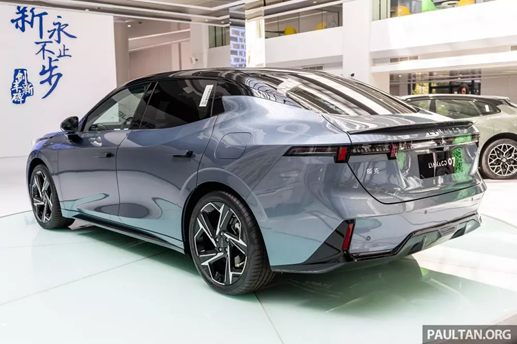 Trong khi đó, phiên bản dẫn động 2 cầu AWD có thêm mô-tơ điện mạnh 212 mã lực và 290 Nm nằm phía sau. Vì vậy, phiên bản AWD của Lynk &amp; Co 07 có công suất tổng cộng 593 mã lực và mô-men xoắn cực đại 905 Nm. Có thể nói, mẫu xe này sở hữu sức mạnh vượt trội trong phân khúc sedan hạng D.