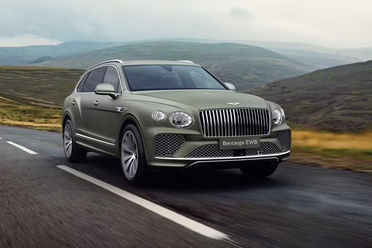 Đầu xe vẫn gây ấn tượng với lưới tản nhiệt dạng Vertical Vane Grille đặt ở trung tâm, đèn chiếu sáng chính với thấu kính LED hình tròn được sắp xếp xếch lên phía trên, tạo cảm giác sang trọng.