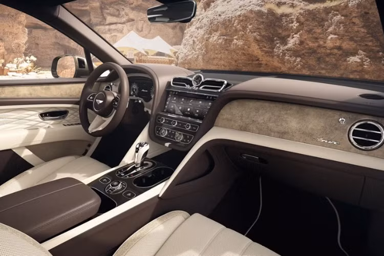 Phiên bản Bentayga China EWB được lấy cảm hứng từ vùng đất phía tây bắc của Trung Quốc, nơi Hành trình phi thường của Bentley đã vượt qua Dãy núi Helan, sa mạc Alashan Gobi, sông Hoàng Hà đến những cồn cát cao chót vót, hùng vỹ của sa mạc Tengri.