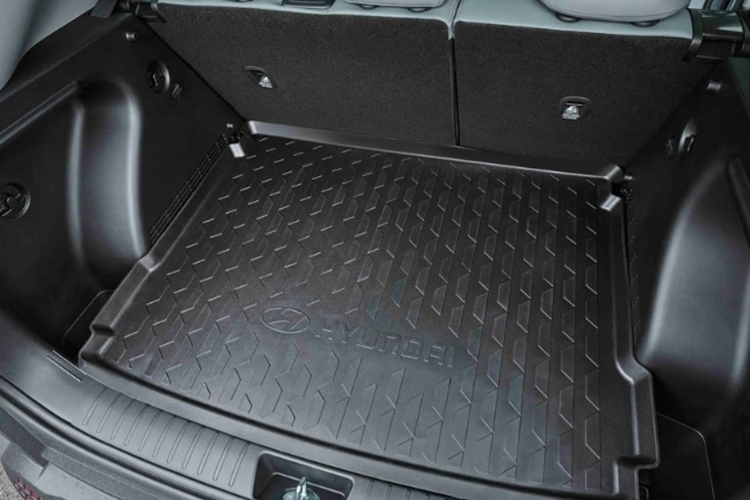 Dù được cải tiến đáng kể về thiết kế nhưng động cơ của Hyundai Kona vẫn được giữ nguyên giống với phiên bản Kona Electric tiêu chuẩn. Cung cấp sức mạnh cho xe là mô-tơ điện có công suất tối đa khoảng 204 mã lực. Ngoài ra, xe còn sở hữu cụm pin có dung lượng 64,8 kWh, mang đến phạm vi di chuyển khoảng 410 km.