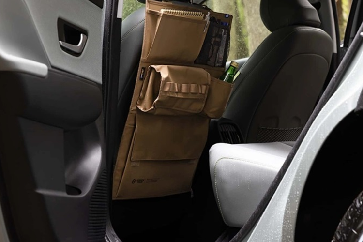 Để làm nổi bật tính offroad, cả 4 bánh xe đều có bộ chắn bùn hầm hố, giá nóc và các chi tiết đen nhấn nhá trên kính. Về nội thất, ngoài tông màu xanh chủ đạo thì cách bố trí bên trong Hyundai Kona EV Mauna Loa vẫn giống như Kona EV thường.