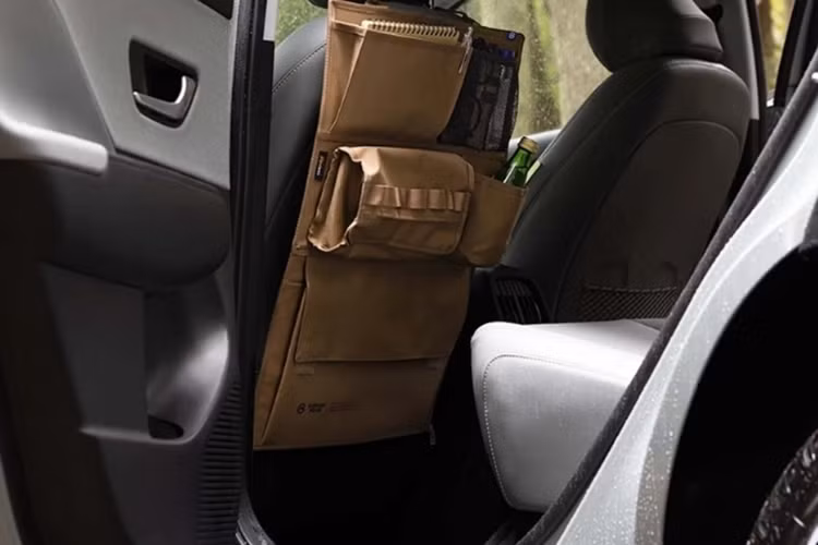 Để làm nổi bật tính offroad, cả 4 bánh xe đều có bộ chắn bùn hầm hố, giá nóc và các chi tiết đen nhấn nhá trên kính. Về nội thất, ngoài tông màu xanh chủ đạo thì cách bố trí bên trong Hyundai Kona EV Mauna Loa vẫn giống như Kona EV thường.