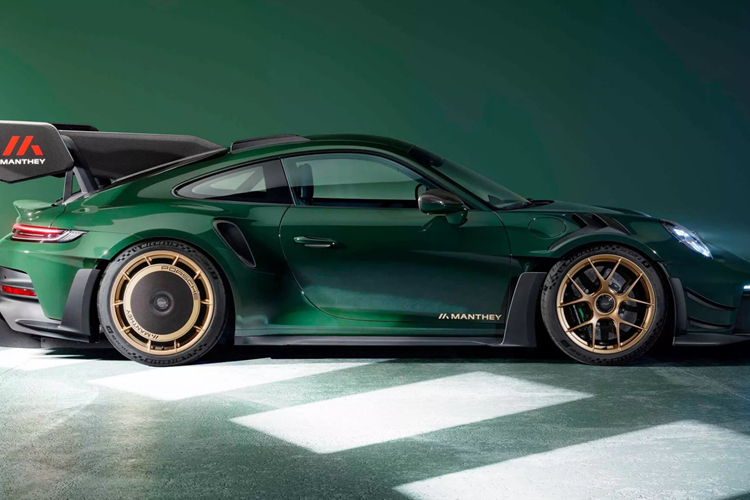 Nổi bật nhất trong gói độ này chính là một tấm carbon lớn nhẹ hơn 25% so với cửa kính sau và xe có vây dọc giống như cá mập gợi nhớ đến vây được thấy trên xe đua 963 của Porsche.