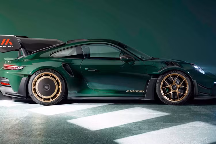 Nổi bật nhất trong gói độ này chính là một tấm carbon lớn nhẹ hơn 25% so với cửa kính sau và xe có vây dọc giống như cá mập gợi nhớ đến vây được thấy trên xe đua 963 của Porsche.