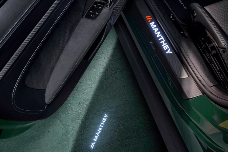 Cánh gió sau tách đôi lớn hơn, bộ khuếch tán phía sau rộng hơn và có các cánh dài hơn và các tấm chắn hình đĩa carbon giúp luồng không khí lưu thông mượt mà quanh bánh sau. GT3 RS tiêu chuẩn đã tạo ra lực ép đáng kinh ngạc là 860 kg, nhưng sau nâng cấp, mẫu xe có lực ép lên tới 1.000 kg ở tốc độ 285 km/h.