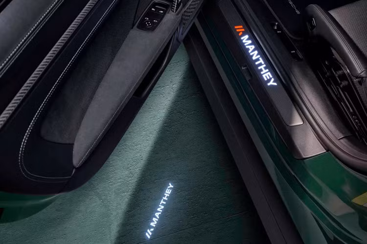 Cánh gió sau tách đôi lớn hơn, bộ khuếch tán phía sau rộng hơn và có các cánh dài hơn và các tấm chắn hình đĩa carbon giúp luồng không khí lưu thông mượt mà quanh bánh sau. GT3 RS tiêu chuẩn đã tạo ra lực ép đáng kinh ngạc là 860 kg, nhưng sau nâng cấp, mẫu xe có lực ép lên tới 1.000 kg ở tốc độ 285 km/h.