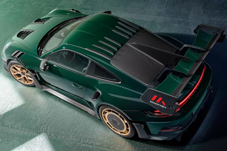 Ngoài ra xe còn được trang bị các chi tiết hệ thống treo mới có lò xo đặc biệt cứng hơn 30 % phía trước và cứng hơn 14% ở phía sau, cùng với bộ giảm chấn được sửa đổi có thể được điều chỉnh điện tử thông qua ba chế độ.