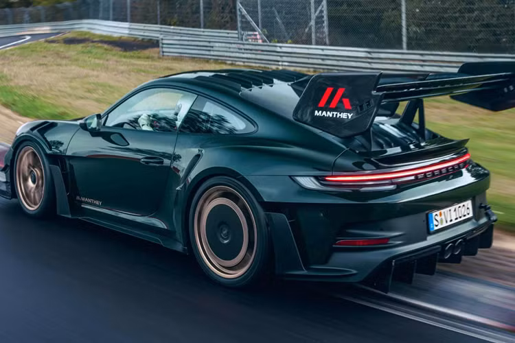 Manthey đã phát triển gói độ và giá xe Porsche 992 GT3 RS của họ lên tới khoảng 76.911 Euro (80.300 USD - khoảng hơn 1,9 tỷ đồng) và sẽ phân phối thông qua các đại lý Porsche chính thức. Manthey hứa hẹn sẽ có “cải thiện đáng kể” khả năng tắc tốc với mẫu xe nguyên bản.