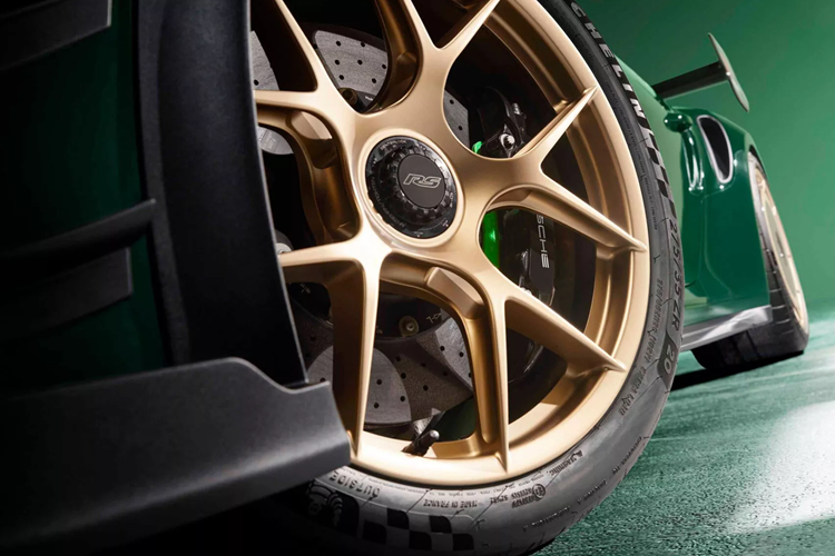 Ngoài việc tăng độ ổn định khi vào cua, trang bị này còn đẩy không khí ấm ra khỏi bộ tản nhiệt, cho phép không khí lạnh hơn, hàm lượng oxy cao hơn hơn được hút vào động cơ. Mẫu xe còn được trang bị các cánh lướt gió vây cá Gurney trên vòm bánh xe, một cặp cánh lặn ở bên hông cản trước và một bộ chia carbon bên dưới.