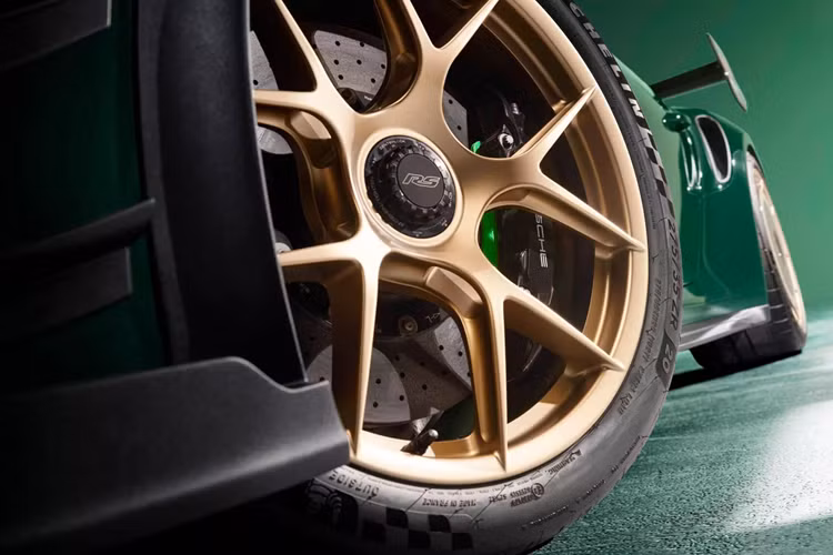 Ngoài việc tăng độ ổn định khi vào cua, trang bị này còn đẩy không khí ấm ra khỏi bộ tản nhiệt, cho phép không khí lạnh hơn, hàm lượng oxy cao hơn hơn được hút vào động cơ. Mẫu xe còn được trang bị các cánh lướt gió vây cá Gurney trên vòm bánh xe, một cặp cánh lặn ở bên hông cản trước và một bộ chia carbon bên dưới.