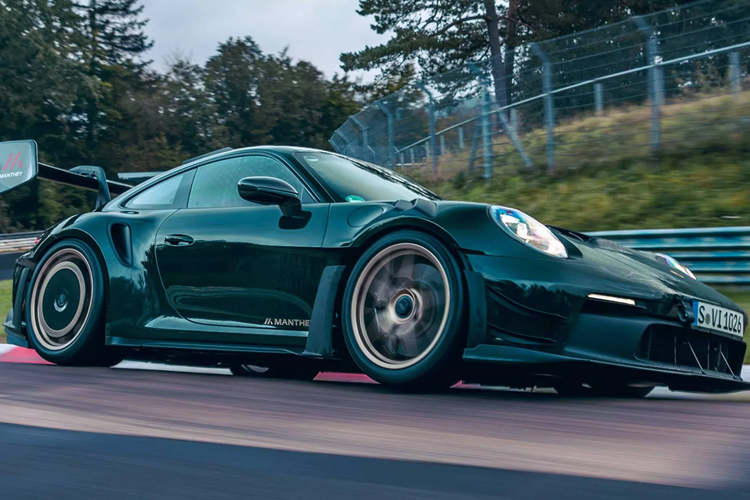 Tuy nhiên, hãng độ quen thuộc Manthey Racing vẫn quyết định “thử sức” với gói nâng cấp khí động học thậm chí còn khiến chiếc xe Porsche 992 GT3 RS hoàn hảo sở hữu một diện mạo khác biệt hơn.