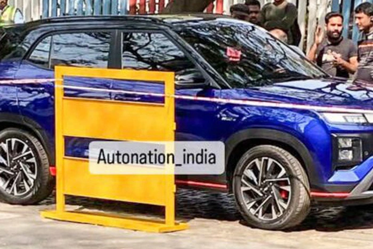 Trước thời điểm đó, hãng Hyundai đã tung ra những hình ảnh chính thức đầu tiên của Creta N Line. Đúng như những hình ảnh rò rỉ trước đó, mẫu xe SUV Hyundai Creta N Line 2024 sở hữu ngoại hình thể thao hơn so với bản thường. Điểm nhấn của mẫu xe này là màu sơn ngoại thất xanh đậm đặc trưng của thương hiệu N thuộc hãng Hyundai.