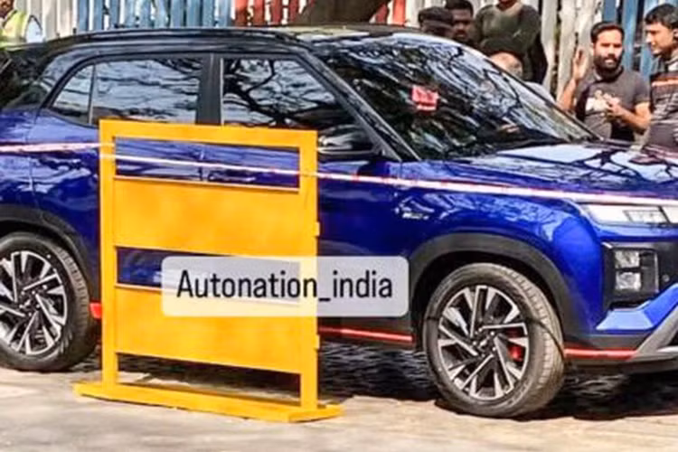 Trước thời điểm đó, hãng Hyundai đã tung ra những hình ảnh chính thức đầu tiên của Creta N Line. Đúng như những hình ảnh rò rỉ trước đó, mẫu xe SUV Hyundai Creta N Line 2024 sở hữu ngoại hình thể thao hơn so với bản thường. Điểm nhấn của mẫu xe này là màu sơn ngoại thất xanh đậm đặc trưng của thương hiệu N thuộc hãng Hyundai.