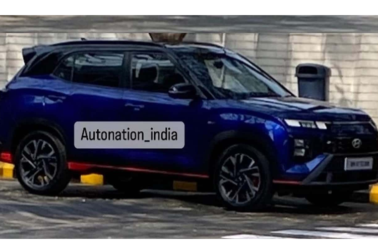 Hệ thống điều hòa tự động đi kèm lọc không khí, bảng đồng hồ kỹ thuật số và màn hình cảm ứng trung tâm cùng có kích thước 10,25 inch, hỗ trợ kết nối với điện thoại thông minh, hệ thống âm thanh Bose, phanh tay điện tử, rèm che nắng ở hàng ghế sau, tính năng ngả ghế cho hàng ghế thứ hai,...