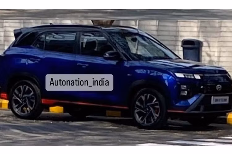 Hệ thống điều hòa tự động đi kèm lọc không khí, bảng đồng hồ kỹ thuật số và màn hình cảm ứng trung tâm cùng có kích thước 10,25 inch, hỗ trợ kết nối với điện thoại thông minh, hệ thống âm thanh Bose, phanh tay điện tử, rèm che nắng ở hàng ghế sau, tính năng ngả ghế cho hàng ghế thứ hai,...