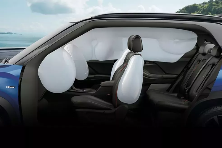 Vô lăng và ghế đều đi kèm chỉ khâu màu đỏ.Thêm vào đó là vô lăng và cần số khác biệt so với bản thường. Cần số của xe có thiết kế ngắn và gọn gàng hơn. Không có gì ngạc nhiên khi Hyundai Creta N Line 2024 có đủ trang bị của dòng SUV cỡ B này như đèn pha/cần gạt nước tự động, ghế lái chỉnh điện, cửa sổ trời toàn cảnh Panorama