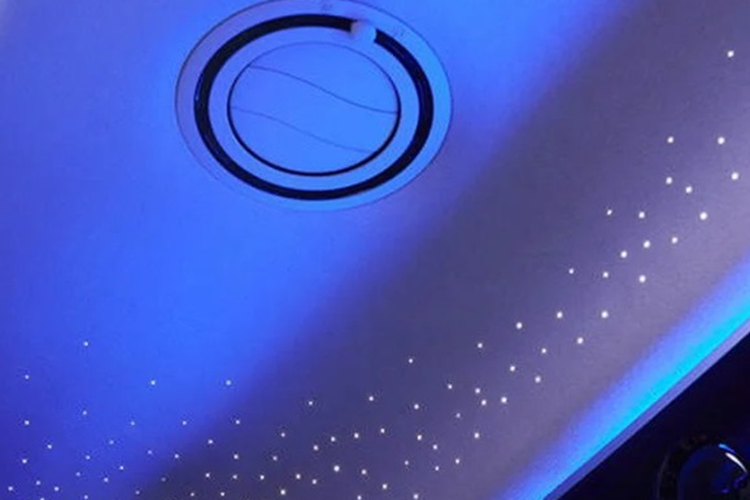 Bên cạnh đó, sàn xe trên bản 4 chỗ cũng là sàn gỗ sang trọng, đi cùng khu vực trần xe sử dụng "bầu trời sao" Starry Sky giống xe sang Rolls-Royce.