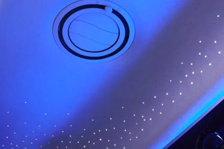 Bên cạnh đó, sàn xe trên bản 4 chỗ cũng là sàn gỗ sang trọng, đi cùng khu vực trần xe sử dụng "bầu trời sao" Starry Sky giống xe sang Rolls-Royce.