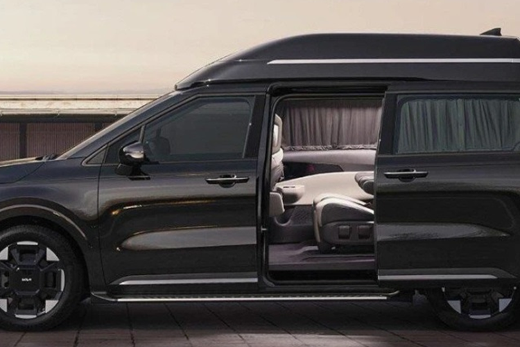 Về ngoại thất, Kia Carnival Hi-Limousine sẽ có một số điểm khác biệt so với bản thường. Có thể kể đến như: thềm cửa mở rộng, đèn phanh phụ đặt cao và thùng đồ phía trên.