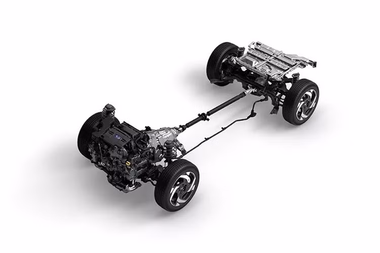 Bản tiêu chuẩn được trang bị bộ mâm 18 inch, nội thất hai tông màu bọc da và màn hình đa thông tin 4.2 inch. Biến thể EX cao cấp hơn có cụm đồng hồ kỹ thuật số 12.3 inch, hệ thống định vị GPS và gói công nghệ an toàn EyeSight với tính năng hỗ trợ thay đổi làn đường chủ động và hỗ trợ khi kẹt xe.