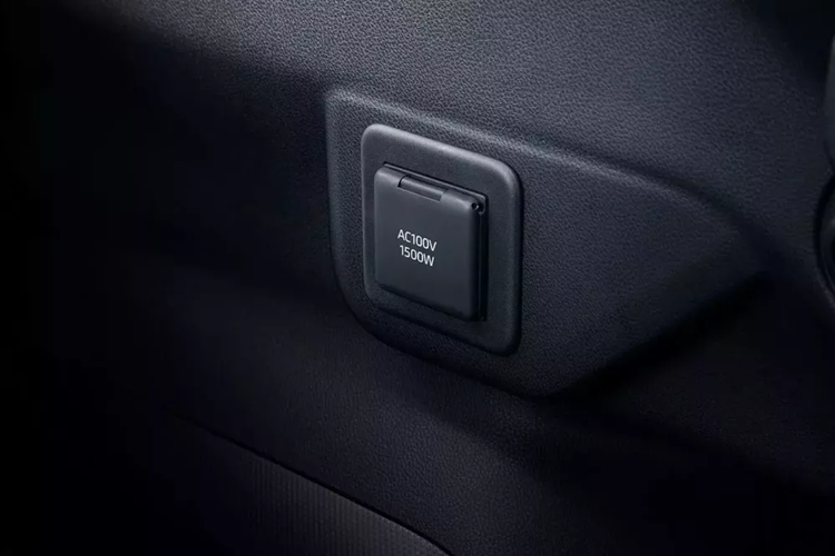 Theo Subaru, Crosstrek Hybrid 2025 có thể di chuyển quãng đường lên tới 1.000 km khi nhiên liệu đầy nhờ vào hệ thống hybrid giúp giảm tới 20% khả năng tiêu thụ nhiên liệu. Ngoài ra, mẫu xe còn được trang bị ổ cắm AC100V/1.500W, có thể sử dụng để cung cấp điện cho các thiết bị khác. Tại thị trường quê nhà, Crosstrek Hybrid được phân phối với 2 cấu hình trang bị.