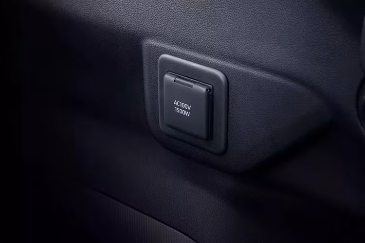 Theo Subaru, Crosstrek Hybrid 2025 có thể di chuyển quãng đường lên tới 1.000 km khi nhiên liệu đầy nhờ vào hệ thống hybrid giúp giảm tới 20% khả năng tiêu thụ nhiên liệu. Ngoài ra, mẫu xe còn được trang bị ổ cắm AC100V/1.500W, có thể sử dụng để cung cấp điện cho các thiết bị khác. Tại thị trường quê nhà, Crosstrek Hybrid được phân phối với 2 cấu hình trang bị.