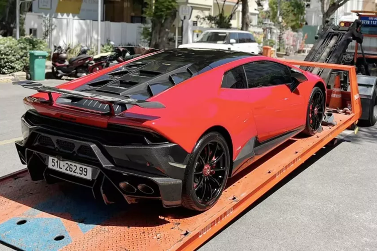 Đây không chỉ là chiếc siêu xe Lamborghini Huracan LP610-4 có số đồng hồ công tơ mét thấp nhất đang được rao bán trên thị trường, mà còn sở hữu bản độ khủng nhất, quan trọng, siêu bò chỉ mới qua đúng 1 đời chủ, và đó là vợ chồng Đoàn Di Băng, 1 hot mom khá nổi tiếng.