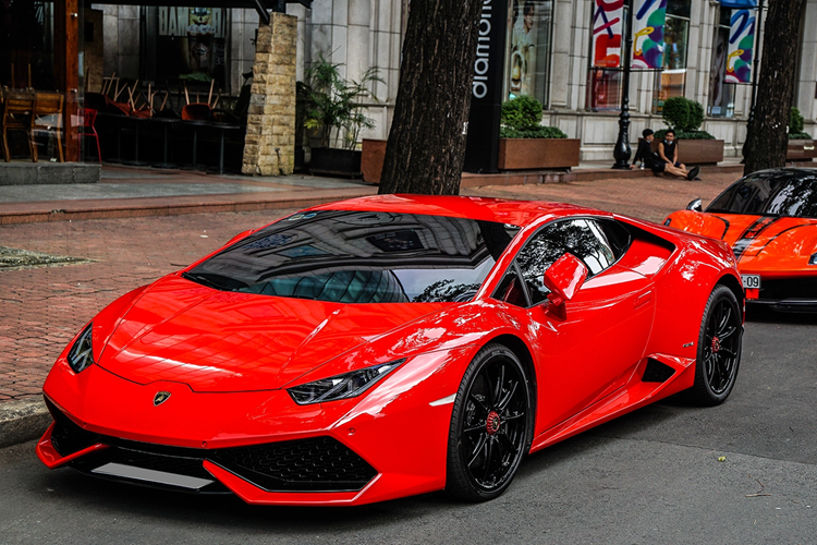 "Trái tim" trên của siêu xe Lamborghini Huracan sẽ kết hợp cùng hộp số ly hợp kép 7 cấp và hệ dẫn động 4 bánh toàn thời gian, nhờ đó, siêu bò này chỉ mất thời gian 3,2 giây để tăng tốc lên 100 km/h từ vị trí xuất phát trước khi đạt vận tốc tối đa lên đến 325 km/h.