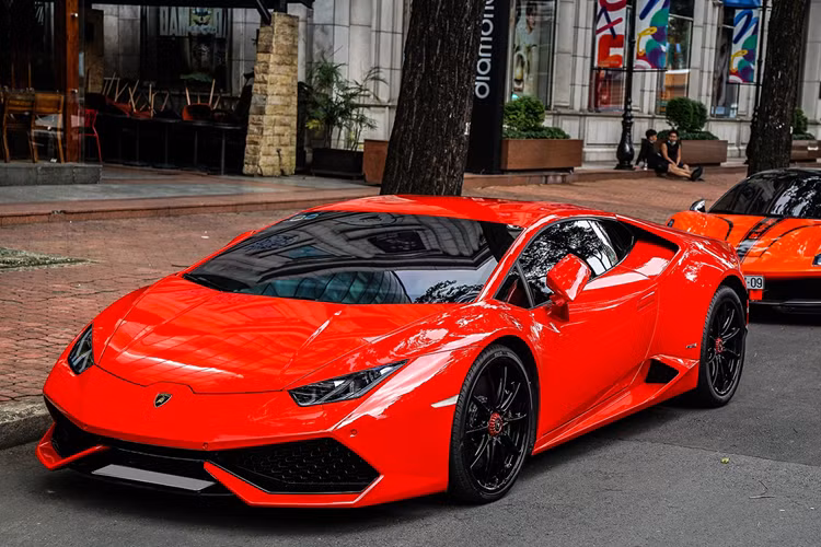 "Trái tim" trên của siêu xe Lamborghini Huracan sẽ kết hợp cùng hộp số ly hợp kép 7 cấp và hệ dẫn động 4 bánh toàn thời gian, nhờ đó, siêu bò này chỉ mất thời gian 3,2 giây để tăng tốc lên 100 km/h từ vị trí xuất phát trước khi đạt vận tốc tối đa lên đến 325 km/h.