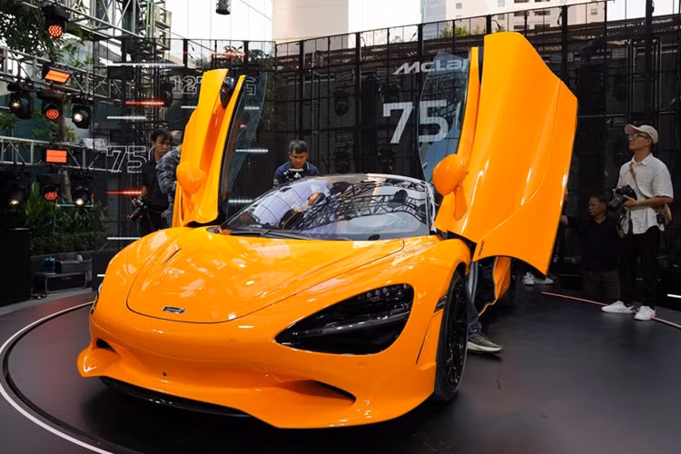 Sức mạnh của xe được truyền đến hệ dẫn động cầu sau thông qua hộp số ly hợp kép 7 cấp nhờ đó mà siêu xe mui trần McLaren 750S Spider dễ dàng tăng tốc từ vị trí xuất phát lên 100 km/h trong 2,8 giây, như 720S Spider, 0-200 km/h mất 7,3 giây và 0-300 km/h mất 20,4 giây. Tốc độ tối đa 332 km/h.