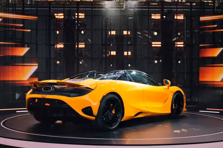 Về siêu xe mui trần McLaren 750S Spider của hot TikToker này mua về garage có thể xem là chiếc xe kế thừa thành công của McLaren 720S Spider để lại, ngoại hình xe chỉ được nâng cấp nhẹ như ống xả, cản trước, đèn pha vẫn kiểu dáng cũ, cánh gió đuôi gợi nhớ McLaren 765LT Spider và điểm mới là ống xả vuông vức, khá lạ.