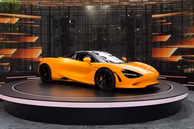 Theo tìm hiểu, dòng siêu xe xe McLaren 750S còn khá mới lạ ở nước ta khi chỉ mới có 1 xe coupe tìm thấy chủ nhân từ trước, và đây là xe 750S thứ 2 nhưng đặc biệt ở chỗ thuộc dòng mui trần. Theo tìm hiểu, chủ nhân của xe dù không mấy nổi tiếng trong giới chơi siêu xe, nhưng lại là 1 TikToker có lượng người theo dõi rất khủng.