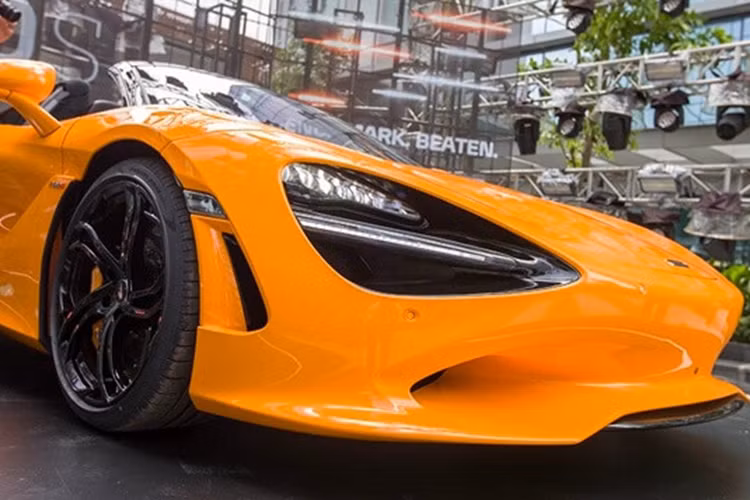 Ở sức mạnh, McLaren 750S Spider vẫn sử dụng động cơ là loại M840T V8, dung tích 4.0 lít, tăng áp kép của 765LT Spider nhưng có 1 số điều chỉnh khiến công suất xe chỉ 750 PS, thấp hơn 15 ps nhưng mạnh hơn 30 ps so với 720S Spider. Mô-men xoắn 590 Nm.