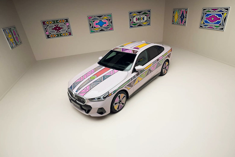 Hàng triệu hạt sơn nhỏ có thể thay đổi hình dáng họa tiết và chuyển đổi màu sắc linh hoạt mỗi khi dòng điện chạy qua, theo lệnh điều khiển đã được lập trình từ trước.