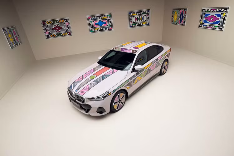 Hàng triệu hạt sơn nhỏ có thể thay đổi hình dáng họa tiết và chuyển đổi màu sắc linh hoạt mỗi khi dòng điện chạy qua, theo lệnh điều khiển đã được lập trình từ trước.